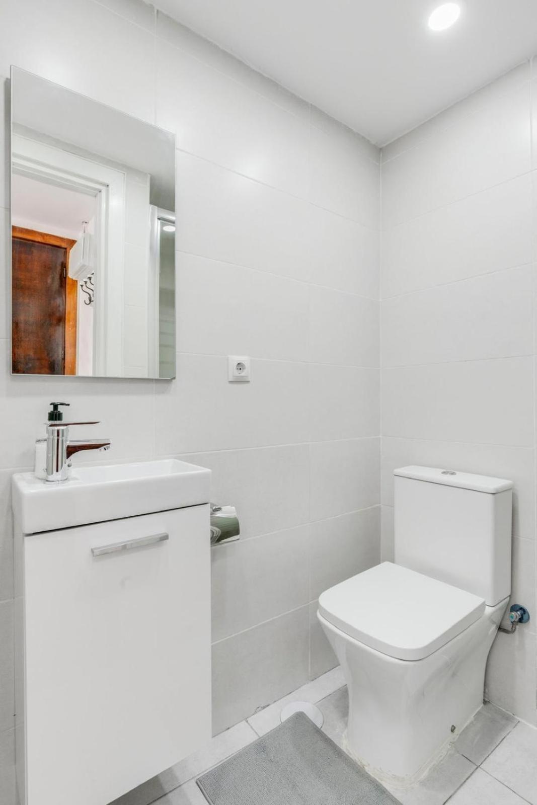Nogalera Rainbow 2-Bedroom Apartment, Pool And Parking By Namaste Elite Torremolinos Exterior foto